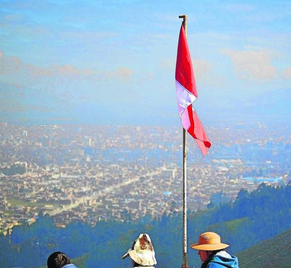 Tres mujeres huancas contemplan Huancayo desde el Cerro de la Libertad