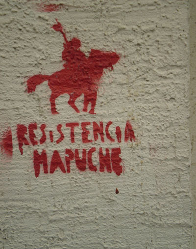 Estencil sobre muro, foto tomada por Ricardo Melgar en Valparaíso, Chile, 2008