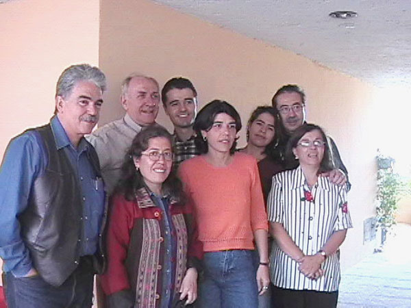 De izquierda a derecha: Claudio Albertani, Gregorio Sosenski, Emiliano, Dahil y Ricardo Melgar, Hilda Tísoc, Rosa Torras y Carmen Díaz. Cuernavaca, Morelos, 2003