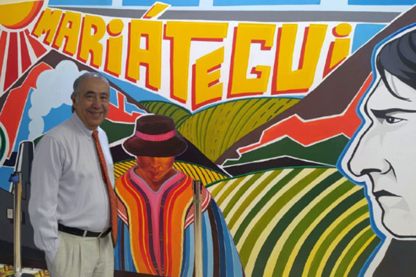 Ricardo Melgar y mural del Amauta de Casa Museo Mariátegui