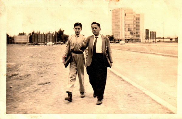 Ricardo Melgar (a la izquierda) en segundo de secundaria, vestido con uniforme escolar y en compañía de un amigo. Lima, 1959