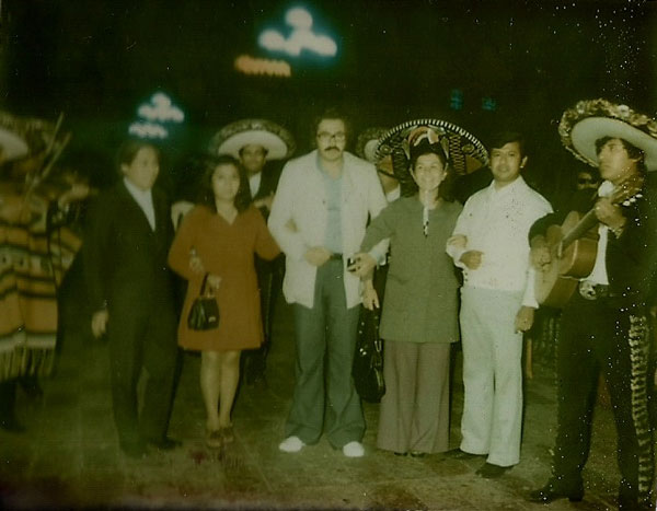 Ricardo Melgar (saco claro y lentes) e Hilda Tísoc (sombrero charro) con amigos a su llegada a México, Garibaldi, 1977