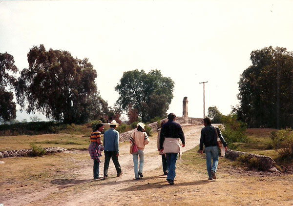Ricardo Melgar Bao en recorrido de trabajo de campo con algunos estudiantes y un locatario, finales de la década de 1970