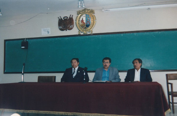 De izquierda a derecha (adultos): Ricardo Melgar Bao, Antonia Molero y Alberto Villagómez Paúcar. Lima, 1982