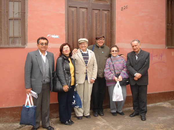 De izquierda a derecha: Filomeno Zubieta, Hilda Tísoc, Antonio Rengifo, Ricardo Melgar, Yolanda Sala e Ítalo Bonino Nieves en el frontis de la casa de Alfredo Torero en Huacho, 2011