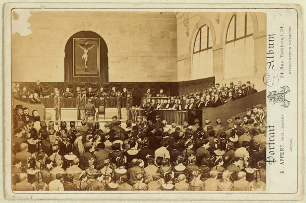 Postal Los miembros de la Comuna ante el Consejo de Guerra de Versalles